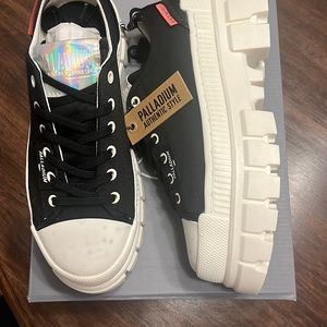 Womens 6.5

Palladium 

Revolt lo tx

New with manufacturer flaw